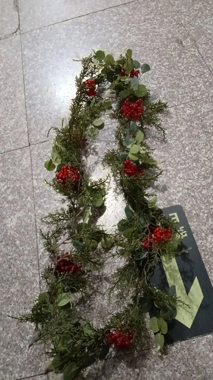 Christmas decoration 6.3ft Xmas Garland Artificial Berries Garland Holiday Xmas cabinet, table Artificial leaf decor wreath